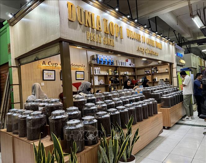 Một cửa hàng bán buôn tại khu chợ đầu mối cà phê Santa ở Jakarta. Ảnh: Đỗ Quyên – PV TTXVN tại Indonesia