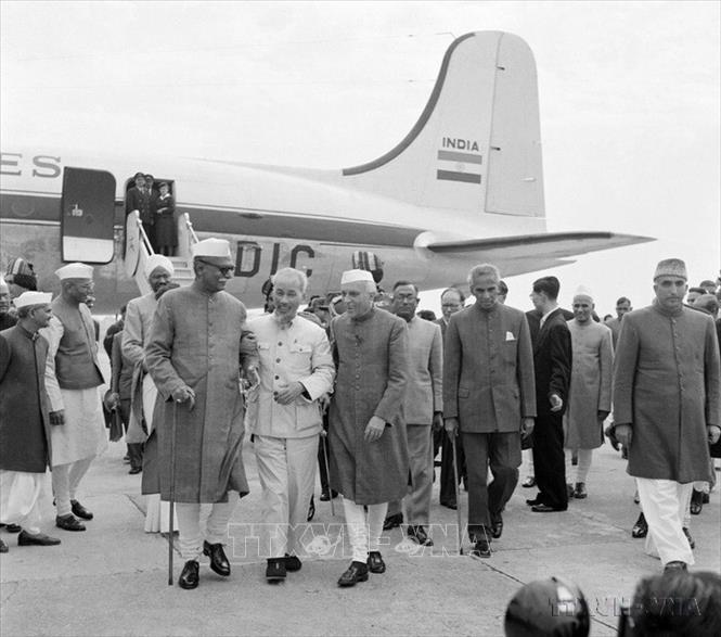 Tổng thống Prasat và Thủ tướng Jawaharlal Nehru ra sân bay New Delhi đón Chủ tịch Hồ Chí Minh thăm hữu nghị Ấn Độ từ ngày 5 – 14/2/1958. Ảnh: Tư liệu – TTXVN