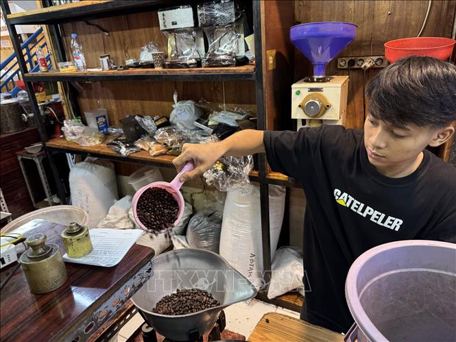 Gian hàng bán cà phê tại chợ Santa (Jakarta, Indonesia). Ảnh: Đỗ Quyên – PV TTXVN tại Indonesia