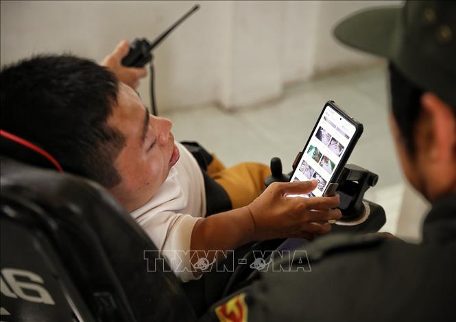 Anh Thân Ngọc Mạnh sử dụng phần mềm ứng dụng trên điện thoại cho công việc của tổ tự quản 