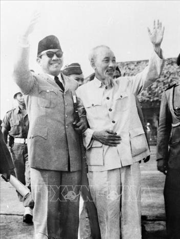 Chủ tịch Hồ Chí Minh và Tổng thống Indonesia Sukarno vẫy chào nhân dân Hà Nội tại cuộc mít tinh của 20 vạn đồng bào Thủ đô ở Quảng trường Ba Đình, chào mừng Tổng thống sang thăm Việt Nam, ngày 24/6/1959. Ảnh: TTXVN