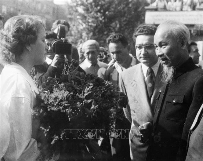 Công nhân nhà máy bóng đèn Tungsram (Hungaria) nồng nhiệt chào đón Chủ tịch Hồ Chí Minh khi Người đến thăm (4/8/1957). Ảnh: TTXVN