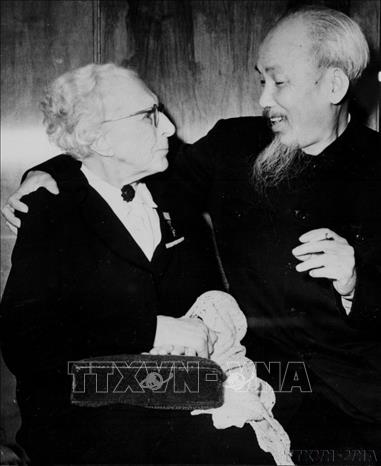 Chủ tịch Hồ Chí Minh với nữ đảng viên từ năm 1898, đại biểu cao tuổi nhất tại Đại hội 22 Đảng cộng sản Liên Xô (10/1961). Ảnh: TTXVN 
