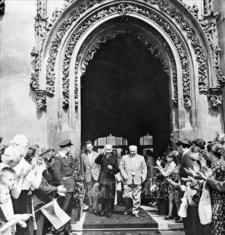 Chủ tịch Hồ Chí Minh đến thăm Tòa thị chính Praha trong chuyến thăm hữu nghị Tiệp Khắc (18/7/1957). Ảnh: TTXVN