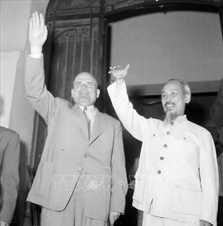 Chủ tịch Hồ Chí Minh đón Thủ tướng Romania Chivu Stoica thăm hữu nghị chính thức Việt Nam (23/3/1958). Ảnh: TTXVN