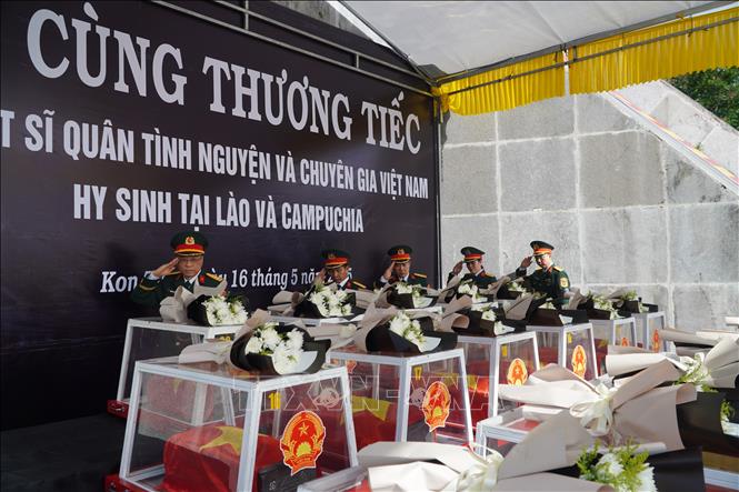 Lễ viếng, truy điệu, an táng 26 hài cốt liệt sĩ hi sinh tại Lào và Campuchia. Ảnh: Khoa Chương - TTXVN