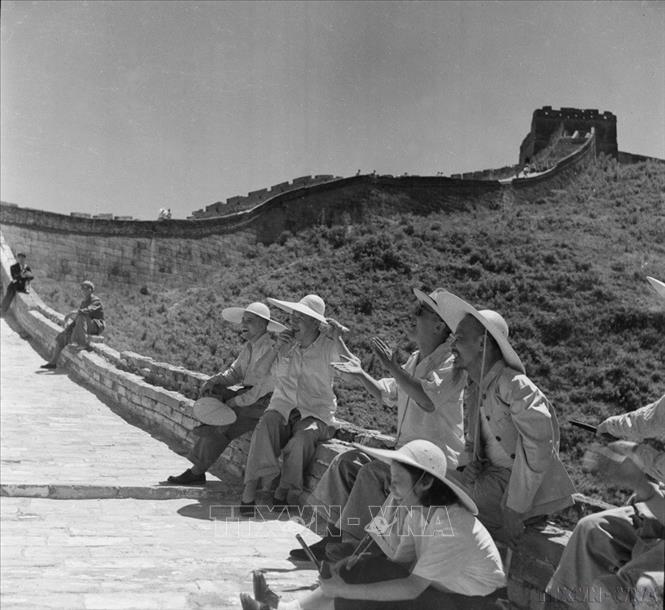 Chủ tịch Hồ Chí Minh thăm Vạn lý trường thành, tháng 7/1955. Ảnh: TTXVN