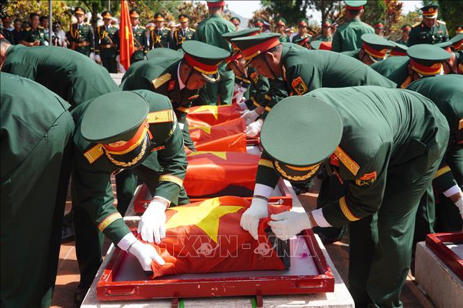 An táng 26 hài cốt liệt sĩ hi sinh tại Lào và Campuchia. Ảnh: Khoa Chương - TTXVN     