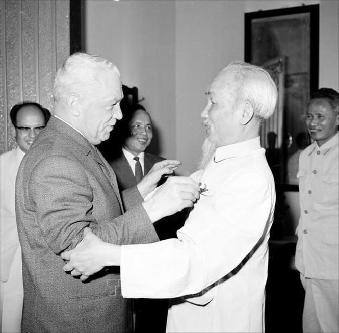 Chủ tịch Hồ Chí Minh đón Phó Chủ tịch Hội đồng Nhà nước Romania Emil Bodnăraş thăm Việt Nam (5/5/1966). Ảnh: TTXVN