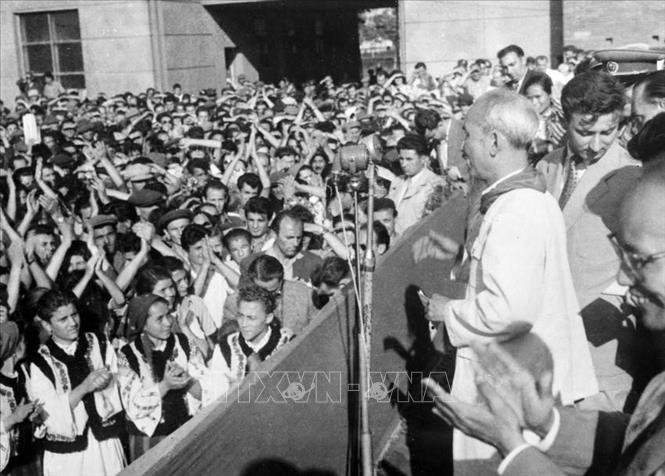 Chủ tịch Hồ Chí Minh đến thăm và nói chuyện với công nhân nhà máy sản xuất máy kéo ở thủ đô Bucharest trong chuyến thăm hữu nghị Romania (7/1957). Ảnh: TTXVN

