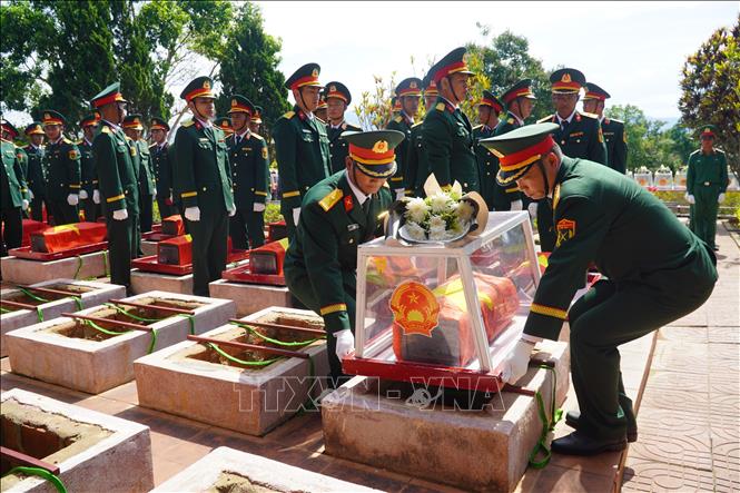 An táng 26 hài cốt liệt sĩ hi sinh tại Lào và Campuchia. Ảnh: Khoa Chương - TTXVN     