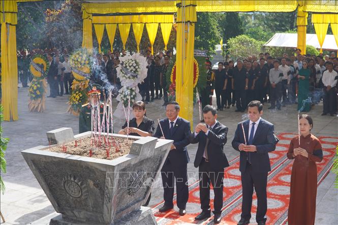Lãnh đạo tỉnh Kon Tum dâng hương tại Lễ viếng, truy điệu, an táng 26 hài cốt liệt sĩ hi sinh tại Lào và Campuchia. Ảnh: Khoa Chương - TTXVN     