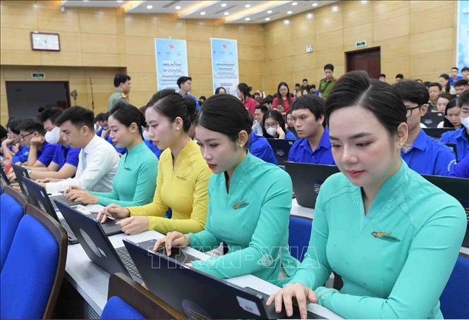 Công chức, viên chức, khối doanh nghiệp, thanh niên lực lượng vũ trang tham gia cuộc thi. Ảnh: Minh Đức – TTXVN