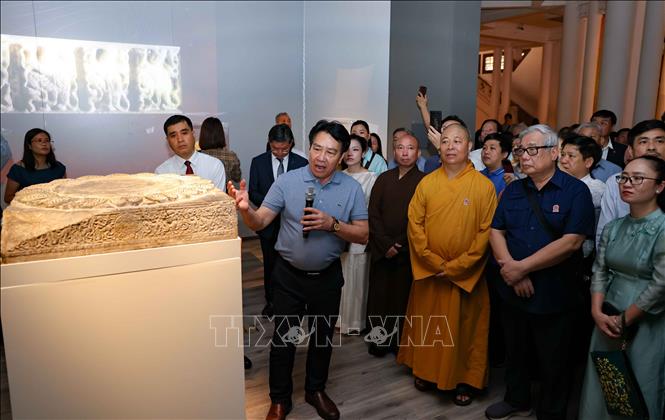 Đại biểu tham quan trưng bày. Ảnh: Thanh Tùng - TTXVN