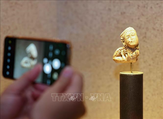 Các tác phẩm, hiện vật được trưng bày. Ảnh: Thanh Tùng - TTXVN
