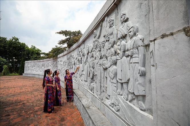 Bức phù điêu tái hiện các hoạt động của Trường Thanh niên lao động Xã hội chủ nghĩa Hòa Bình. Ảnh: Trọng Đạt-TTXVN