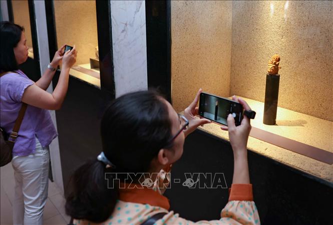 Khách tham quan trưng bày. Ảnh: Thanh Tùng - TTXVN