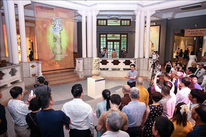 Đại biểu tham quan, nghe giới thiệu về nội dung trưng bày. Ảnh: Thanh Tùng - TTXVN