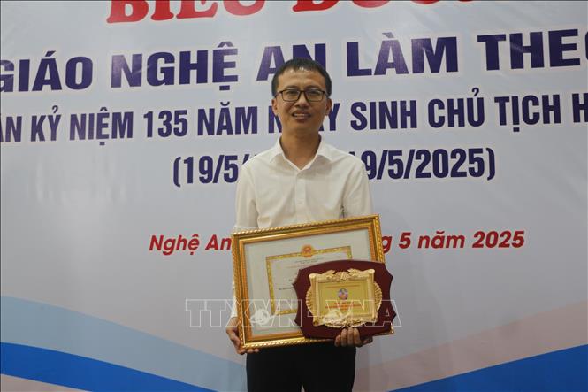 Thầy Nguyễn Văn Tiến, giáo viên Trường THPT Đô Lương 1, huyện Đô Lương, là giáo viên tiêu biểu toàn quốc năm 2024. Ảnh: Bích Huệ - TTXVN