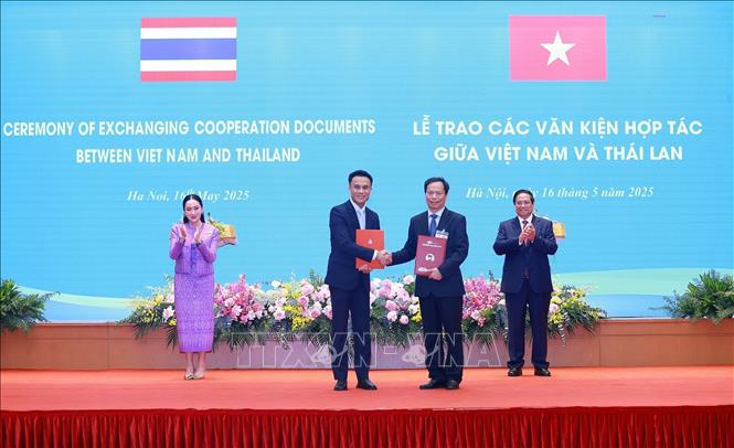 Thủ tướng Phạm Minh Chính và Thủ tướng Thái Lan Paetongtarn Shinawatra chứng kiến trao Biên bản ghi nhớ giữa Đại học Khon Kaen và Đại học FPT về hợp tác đào tại nguồn nhân lực về công nghệ bán dẫn. Ảnh: Dương Giang-TTXVN