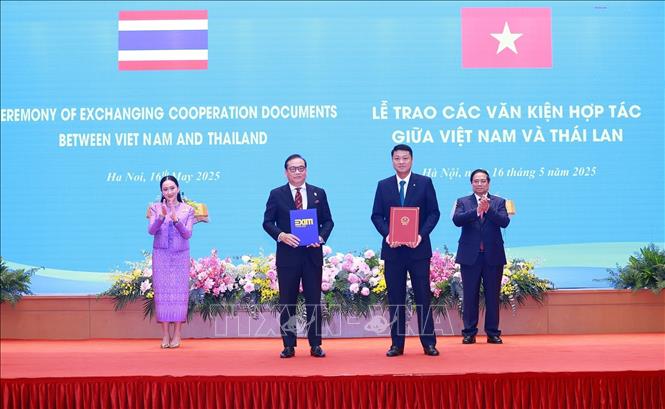 Thủ tướng Phạm Minh Chính và Thủ tướng Thái Lan Paetongtarn Shinawatra chứng kiến trao Thỏa thuận hợp tác toàn diện giữa Ngân hàng Thương mại cổ phần Đầu tư và Phát triển Việt Nam (BIDV) và Ngân hàng Xuất nhập khẩu Thái Lan. Ảnh: Dương Giang-TTXVN 