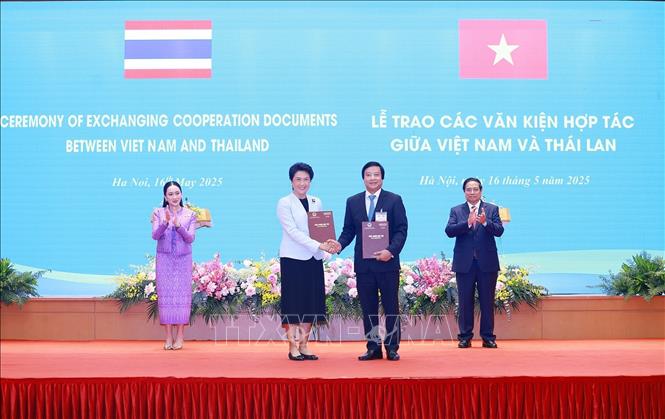 Thủ tướng Phạm Minh Chính và Thủ tướng Thái Lan Paetongtarn Shinawatra chứng kiến trao Biên bản ghi nhớ hợp tác đầu tư chiến lược giữa Ủy ban nhân dân tỉnh Phú Thọ và Tập đoàn Amata Việt Nam. Ảnh: Dương Giang-TTXVN 