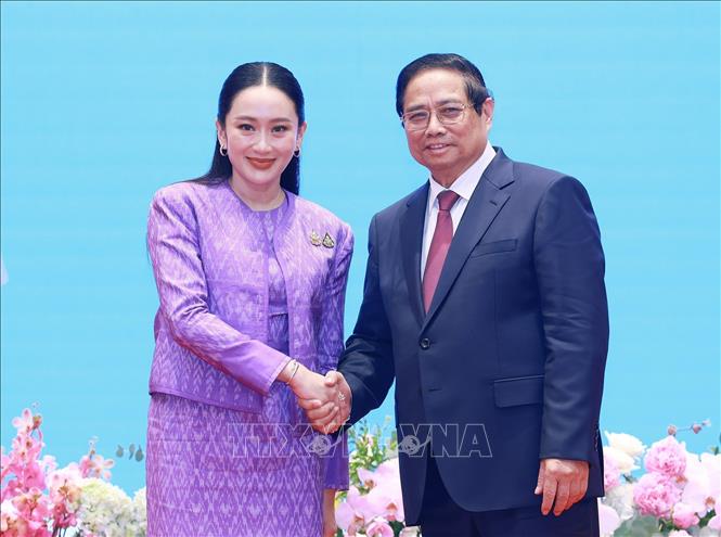 Thủ tướng Phạm Minh Chính và Thủ tướng Thái Lan Paetongtarn Shinawatra tại lễ trao các văn kiện hợp tác giữa hai nước. Ảnh: Dương Giang-TTXVN 