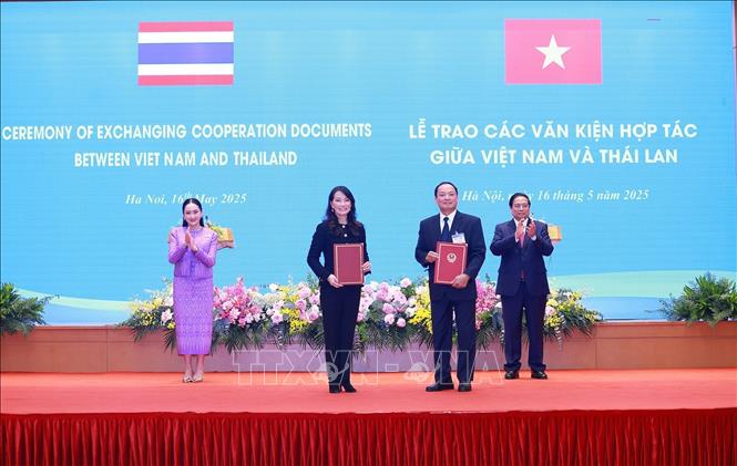Thủ tướng Phạm Minh Chính và Thủ tướng Thái Lan Paetongtarn Shinawatra chứng kiến trao Bản ghi nhớ giữa tỉnh Hưng Yên và Wha Industrial Development Public Company Limited về việc phát triển khu công nghiệp Phù Cừ trên địa bàn tỉnh Hưng Yên. Ảnh: Dương Giang-TTXVN 