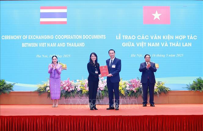 Thủ tướng Phạm Minh Chính và Thủ tướng Thái Lan Paetongtarn Shinawatra chứng kiến trao Quyết định chấp thuận chủ trương đầu tư dự án, kết cấu hạ tầng Khu Công nghiệp Giang Quang Thịnh, tỉnh Thanh Hoá. Ảnh: Dương Giang-TTXVN 
