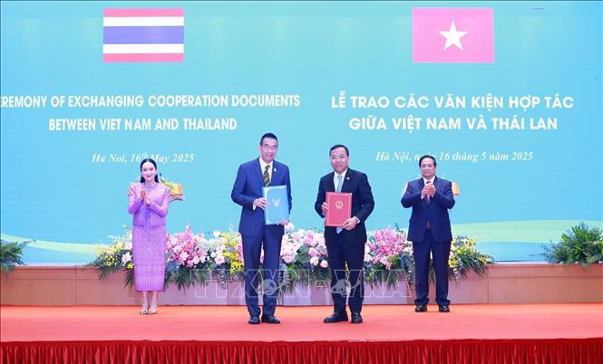 Thủ tướng Phạm Minh Chính và Thủ tướng Thái Lan Paetongtarn Shinawatra chứng kiến trao Bản ghi nhớ giữa Bộ Công Thương Việt Nam và Bộ Thương mại Vương quốc Thái Lan về hợp tác trong lĩnh vực kinh tế và thương mại. Ảnh: Dương Giang-TTXVN 