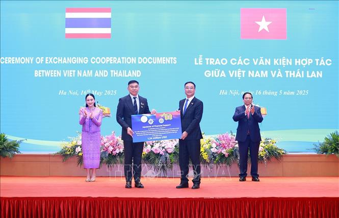 Thủ tướng Phạm Minh Chính và Thủ tướng Thái Lan Paetongtarn Shinawatra chứng kiến trao Khoản hỗ trợ tài chính nhân dịp kỷ niệm hơn một thập niên triển khai Thư thỏa thuận Hợp tác về công tác thực thi pháp luật và kiểm soát ma túy giữa Văn phòng Ủy ban Phòng, chống Ma túy, Bộ Tư pháp Vương quốc Thái Lan và Cục Cảnh sát Điều tra tội phạm về ma túy, Bộ Công an Việt Nam. Ảnh: Dương Giang-TTXVN