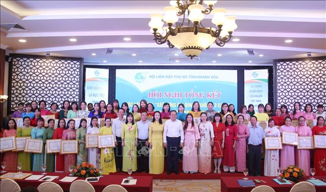 Trao Bằng khen cho các tập thể, cá nhân có thành tích trong triển khai thực hiện cuộc vận động 