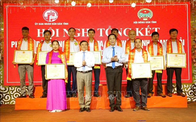 Tặng Bằng khen cho các cá nhân có thành tích xuất sắc trong phong trào nông dân thi đua sản xuất, kinh doanh giỏi, đoàn kết giúp nhau làm giàu và giảm nghèo bền vững giai đoạn 2021–2025. Ảnh: Nguyên Linh-TTXVN