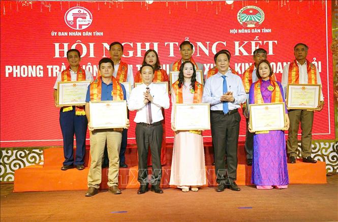 Tặng Bằng khen cho tập thể, cá nhân có thành tích xuất sắc trong phong trào nông dân thi đua sản xuất, kinh doanh giỏi, đoàn kết giúp nhau làm giàu và giảm nghèo bền vững giai đoạn 2021–2025. Ảnh: Nguyên Linh-TTXVN