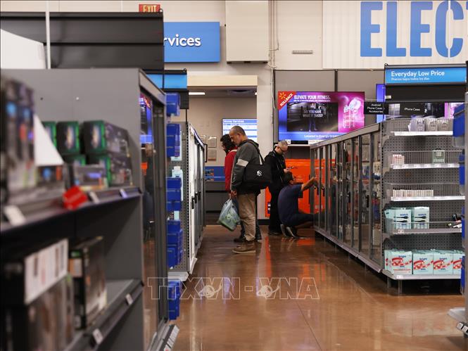 Người tiêu dùng mua sắm tại cửa hàng Walmart ở Rosemead, California, Mỹ. Ảnh: THX/TTXVN
