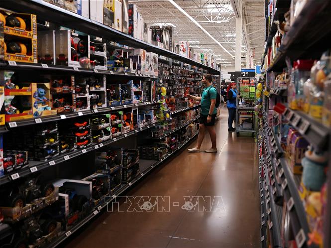 Người tiêu dùng mua sắm tại cửa hàng Walmart ở Rosemead, California, Mỹ. Ảnh: THX/TTXVN