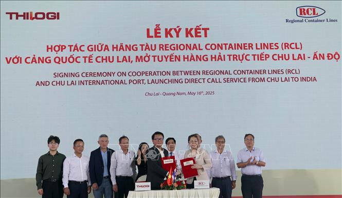 Ký kết hợp tác giữa hãng tàu Regional Container Lines (RCL) với cảng quốc tế Chu Lai. Ảnh: Trần Tĩnh - TTXVN 