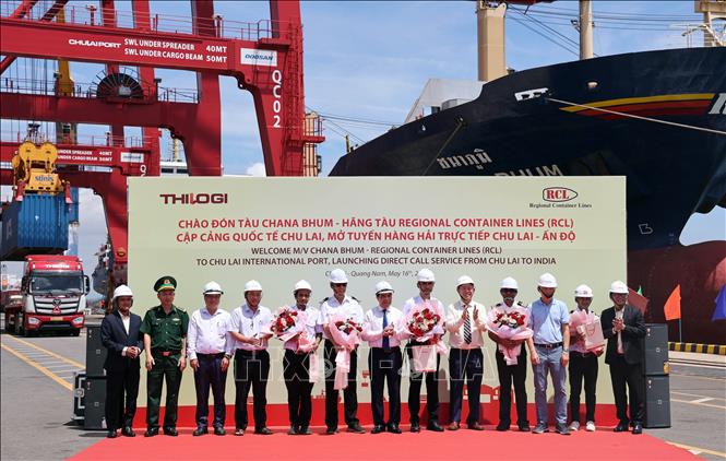Lãnh đạo tỉnh Quảng Nam và tập đoàn Trường Hải tặng hoa chúc mừng thủy thủ tàu CHANA BHUM (quốc tịch Singapore) khởi đầu cho tuyến hàng hải cố định Chu Lai - Ấn Độ. Ảnh: Trần Tĩnh - TTXVN 