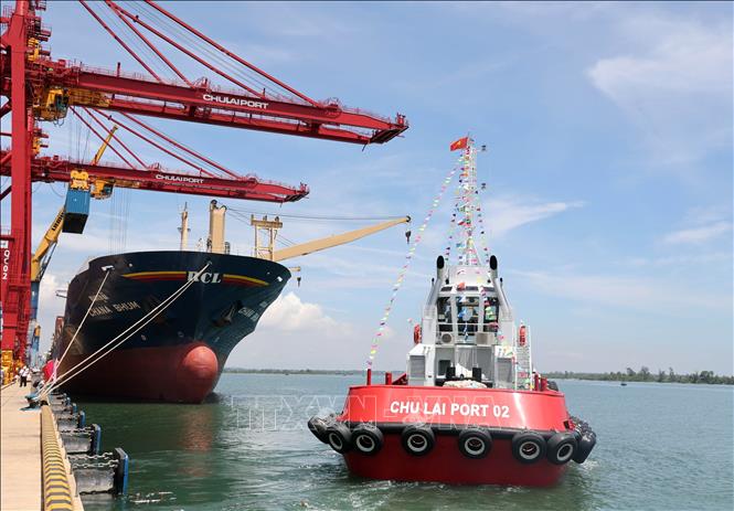 Đưa tàu lai mới - CHU LAI PORT 02 vào hoạt động. Ảnh: Trần Tĩnh - TTXVN 
