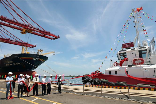  Lãnh đạo tỉnh Quảng Nam và tập đoàn Trường Hải hạ thủy và đưa tàu lai mới - CHU LAI PORT 02 vào hoạt động. Ảnh: Trần Tĩnh - TTXVN 