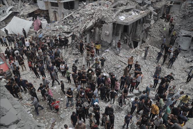 Hiện trường một vụ không kích của Israel tại trại tị nạn Jabalia, Dải Gaza. Ảnh: THX/TTXVN