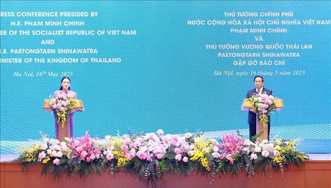 Prime Minister Pham Minh Chinh and his Thai counterpart Paetongtarn Shinawatra announce the elevation of Vietnam-Thailand relations to a comprehensive strategic partnership at a press conference in Hanoi on May 16. VNA Photo: Dương Giang