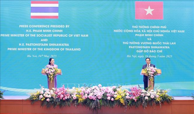 Prime Minister Pham Minh Chinh and his Thai counterpart Paetongtarn Shinawatra announce the elevation of Vietnam-Thailand relations to a comprehensive strategic partnership at a press conference in Hanoi on May 16. VNA Photo: Dương Giang