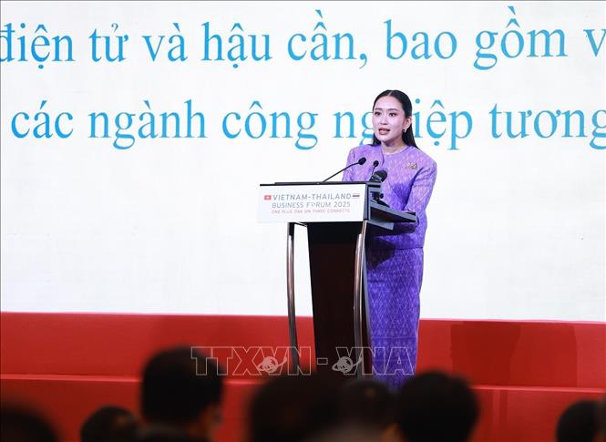 Thai Prime Minister Paetongtarn Shinawatra speaks at the forum. VNA Photo: Dương Giang