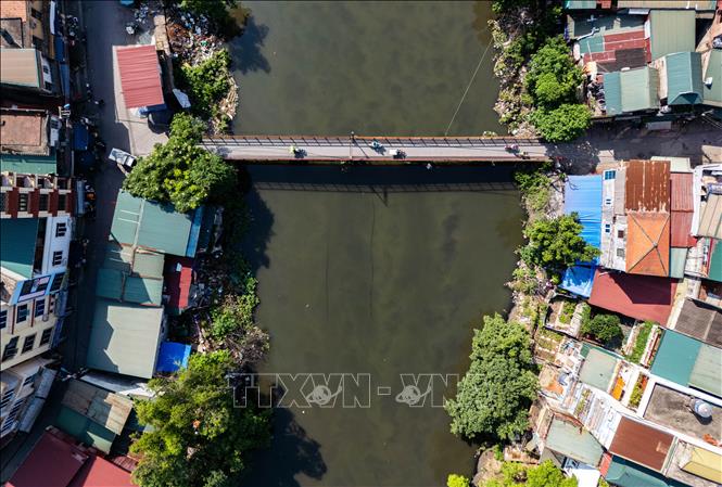 Đoạn sông Nhuệ dọc Tả Thanh Oai (cầu Hữu Hoà 1) nước sông chuyển màu đen, đặc quánh. Ảnh: Lê Đông - TTXVN 
