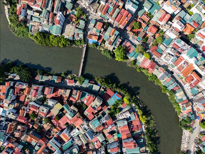 Người dân hai bên sông Nhuệ dọc Tả Thanh Oai đang ngày ngày phải sống chung với ô nhiễm nghiêm trọng. Ảnh: Lê Đông - TTXVN