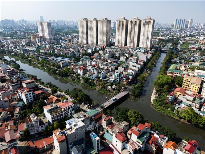 Điểm cuối sông Tô Lịch giao với sông Nhuệ (Cầu Bươu - Hữu Hoà) chảy qua khu vực đông dân cư ở Hà Nội đang bị ô nhiễm nghiêm trọng. Ảnh: Lê Đông - TTXVN