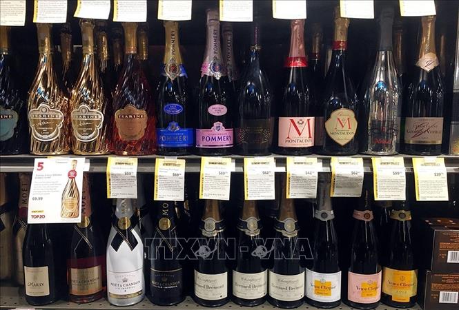 Rượu champagne của Pháp được bày bán tại cửa hàng ở Arlington, bang Virginia, Mỹ. Ảnh: France 24/TTXVN