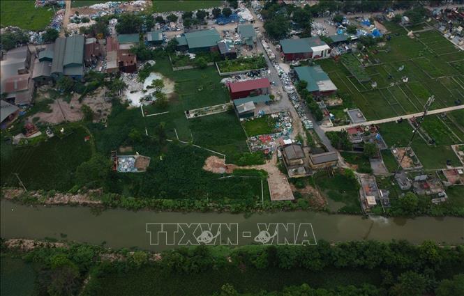 Nhánh sông Nhuệ ở xã Quảng Phú Cầu, huyện Ứng Hoà đang ngày ngày tiếp nhận nước xả thải từ làng nghề tái chế rác thải nhựa. Ảnh: Thành Phương - TTXVN