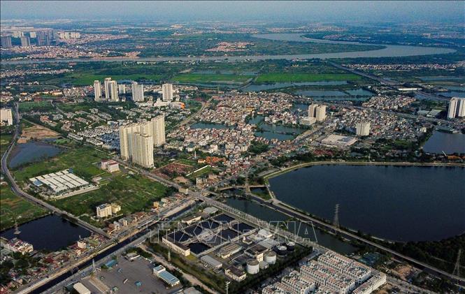 Sông Kim Ngưu dài chưa đến 10km chảy trong khu vực nội thành Hà Nội được coi là một dòng sông chết bởi nguồn nước bị ô nhiễm nặng. Ảnh: Thành Phương - TTXVN